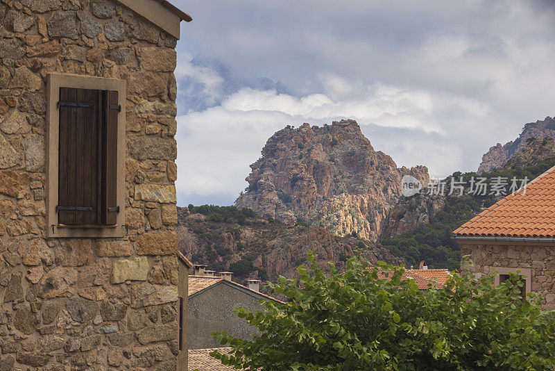 从科西嘉岛的皮亚纳村俯瞰皮亚纳Calanques de Piana